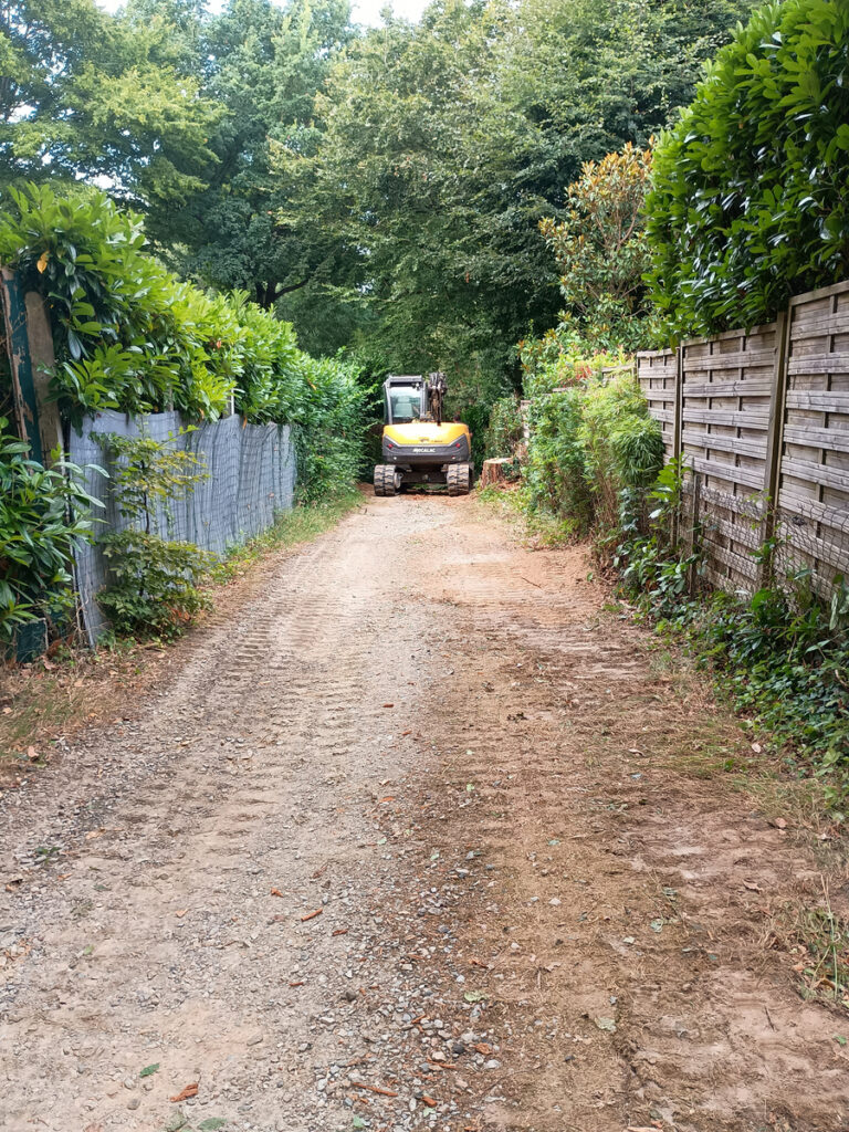 La mini pelle en action dans le sentier
